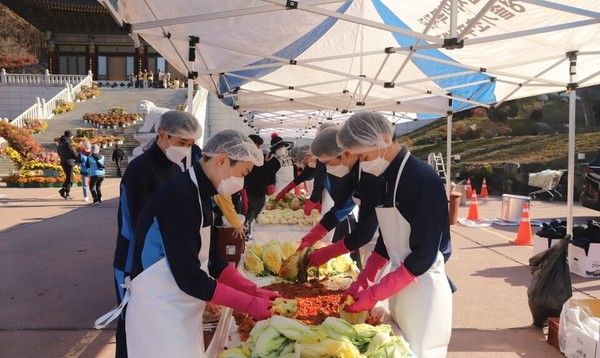국군장병들이 김장을 담그고있다