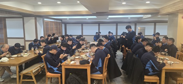 대광사 김장나눔 행사에 동참한 군 장병들이 점심식사를 하고있다