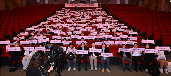 ▲유정복 인천광역시장이 14일 인천글로벌캠퍼스에서 열린 '제9회 찾아가는 애인(愛仁) 토론회'에서 참석자들과 기념촬영을 하고 있다.