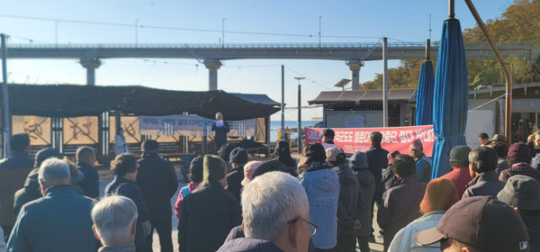 ▲덕적자도 국가보조항로 ‘나래호’ 운항 중단 방침에 주민들 반대 집회 모습,