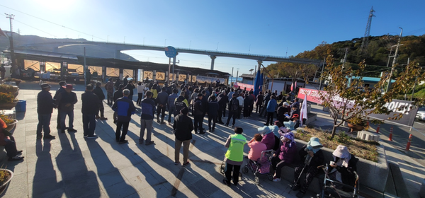 덕적자도 국가보조항로 ‘나래호’ 운항 중단 방침에 주민들의 반대 촉구 집회,
