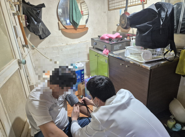  ▲중장년 1인 가구 전수조사 결과 고독사 위험군으로 선정된 이들을 대상으로 ‘사랑의 가정방문’을 실시하고 있는 모습,