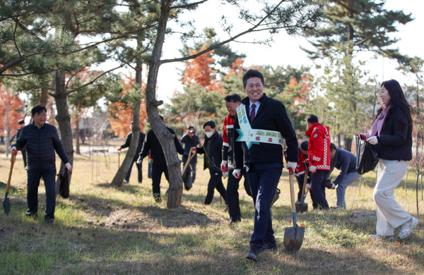      ▲‘2025년도 숲가꾸기 행사’에 참석한 김정헌 구청장 모습,