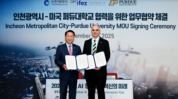 ▲유정복 인천광역시장이 20일 송도컨벤시아에서 열린 '인천광역시-미국 퍼듀대학교 협력을 위한 업무협약 체결식'에서 디미트리오스 페룰리스 퍼듀대학교 부총장과 협약을 체결한 뒤 기념촬영을 하고 있다.