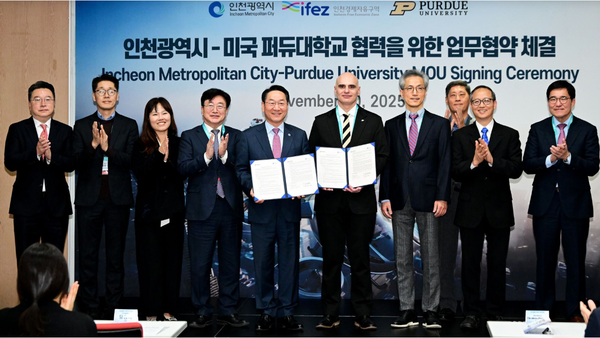 ▲유정복 인천광역시장이 20일 송도컨벤시아에서 열린 '인천광역시-미국 퍼듀대학교 협력을 위한 업무협약 체결식'에서 디미트리오스 페룰리스 퍼듀대학교 부총장과 협약을 체결한 뒤 기념 단체 촬영을 하고 있다.