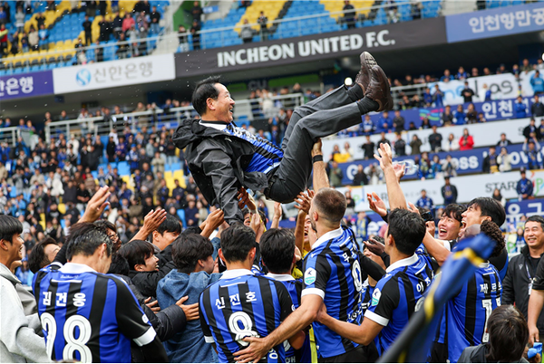 ▲유정복 인천광역시장이 K리그2 우승을 확정지은 2025년 10월 26일 인천UTD 선수들의 헹가래를 받고 있다. 