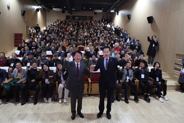 ▲안철수 국회의원(왼쪽)과 박종각 시의원이 손을 잡고 카메라를 향해 포즈를 취하고 있다.