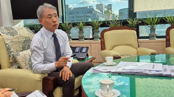 ▲윤환 계양구청장은 이 공은 직원들 현장 땀 방울의 덕분 이라고 말하고 있다.  