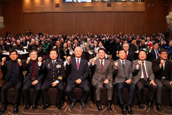 (중앙)성남시 재향 경우회 연합회 염덕길 회장과 내빈들이 기념식후 사진 촬영을 하고 있다