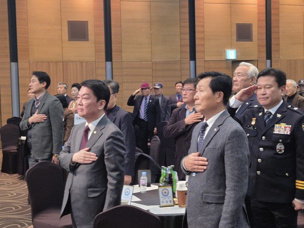 제62회 경우의날 행사에 참석한 내빈들이 국민의례를 하고있다