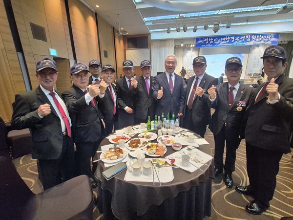 (중앙)제62주년 경우의날 행사에 참석한 염덕길 회장과 안보단체 회원들이 단합을 보이고있다