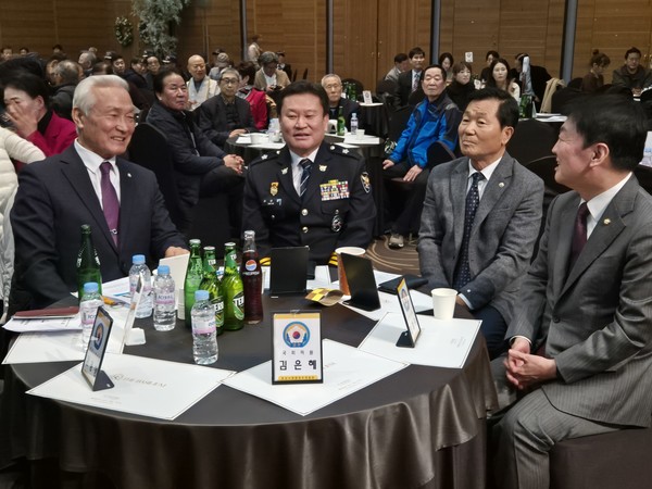 (좌측)성남시 재향경우 연합회 염덕길 회장, 심한철 분당경찰서장, 재향경우회 중앙회 주상봉 회장, 안철수 국회의원이 행사 전 담소를 나누고있다