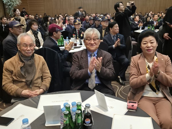 (중앙)성남시 재향군인회 우건식 회장과 바르게살기 성남시 백정순 회장이 제62회 경우의날 행사에 참석하고 있다