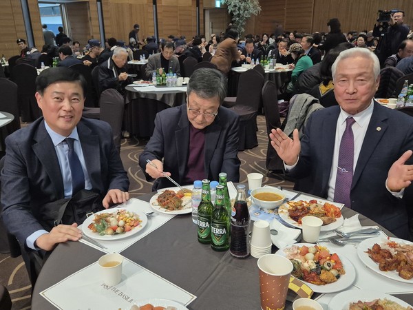(우측)염덕길 회장, 김용명 분당구 노인회장, 김은혜 의원 심정윤 사무국장이 만찬을 하면서 담소를 나누고 하고있다
