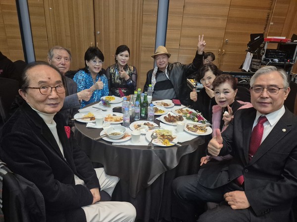 제62주년 경우의날 행사에 참석한 연예인과 내빈들이함께 하고있다