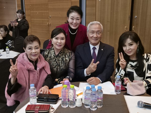 염덕길 회장과 행사에 참석한 가수 김부자, 장은숙, 안소라 명창과 사진촬영을 하고있다
