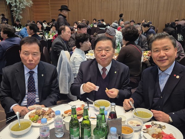 (중앙)성남 산사랑 김두일 회장과 임원들이 행사에 참석 만찬을 하고있다