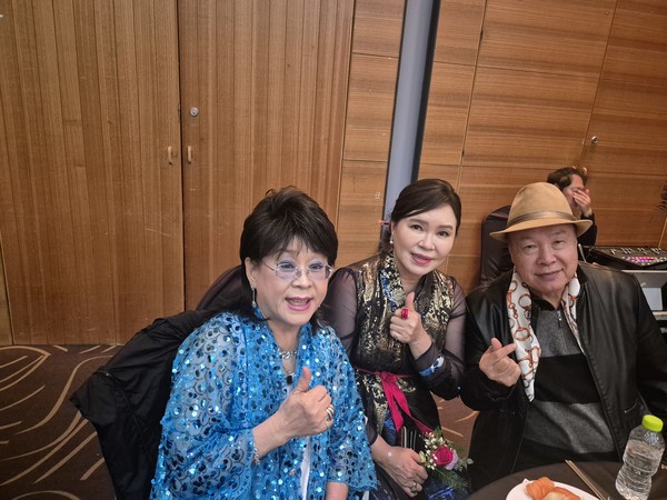 (우측부터)홍수환 전 세계챔피언, 안소라 명창, 옥희 가수가 행사에 참석 즐거운 표정으로 함께 하고있다