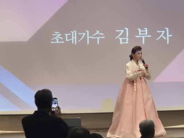 원로 가수 김부자가 축하 공연을 하고있다