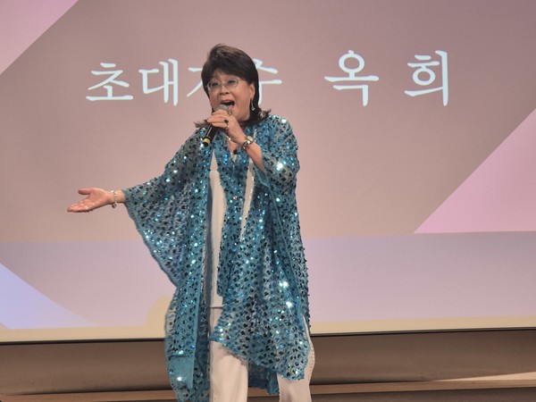 트로트 여왕 옥희가 경우회원들과 함께 축하 공연을 하고있다