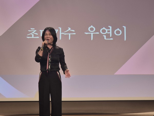 인기가수 우연이가 제62회 경우의날 행사에 참석 축하 공연을 하고있다