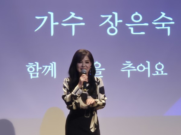 가수 장은숙이 축하 공연을 하고있다