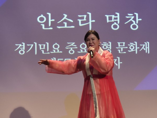 안소라 명창이 경우의날 행사 축하 공연을 하고있다