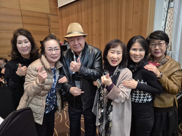 홍수환 전 세계챔피언이 행사에 참석한 팬들과 함께하고있다