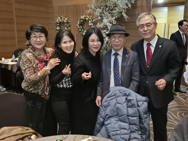 가수 우연이와 제62회 경우의날 행사에 참석한 팬들과 즐거운 표정으로 사진 촬영을 하고있다