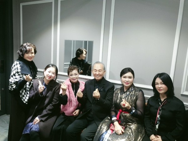 행사에 참석한 윤향기, 김부자, 우연이, 안소라 명창이 축하 공연에 앞서 사진 촬영을 하고있다