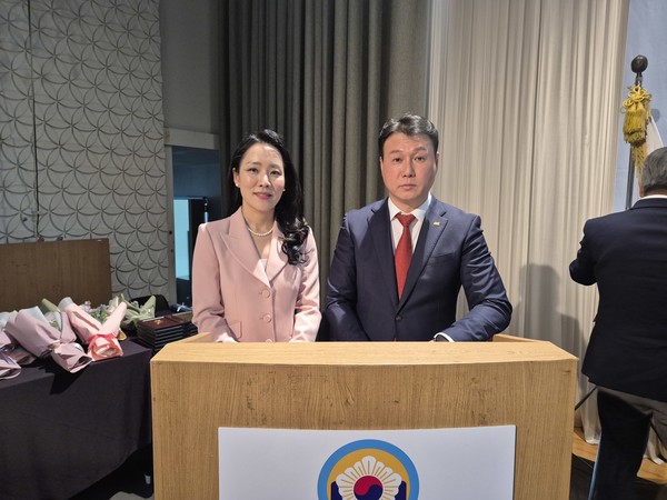 (우측)정봉규, 홍민정 경우의날 사회를 보고있다