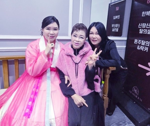 (우측)우연이, 김부자, 안소라 명창이 반갑게 만나 사진 촬영을 하고있다