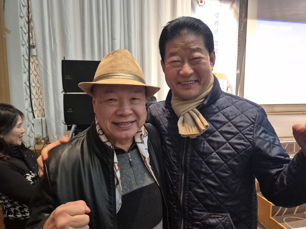 (좌측) 홍수환 전 세계챔피언과 김일도 전 육군대령이 행사장에서 만나 활짝웃고있다