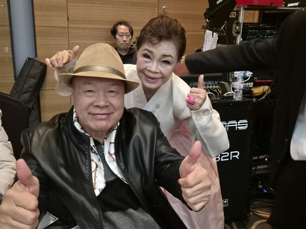 홍수환 전 세계챔피언, 김부자 원로가수가 반갑게 인사하며 사진 촬영을 하고있다