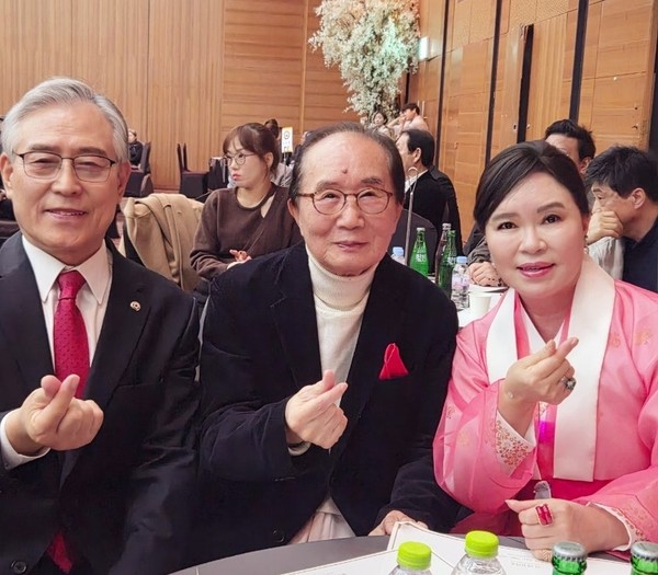 (우측)안소라 명창, 인기 탤러트와 함께 사진 촬영