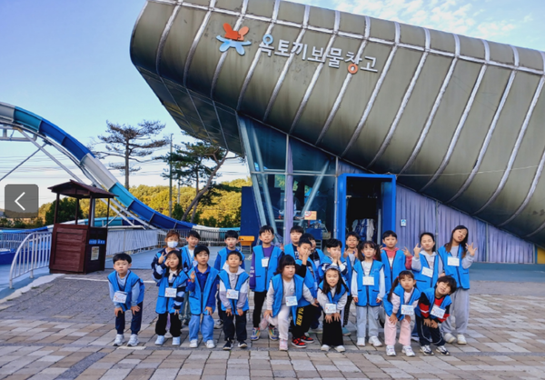       ▲특화 돌봄센터 체험학습 프로그램에 참가한 아동들이 지도교사의 안내를 받으며 활동을 체험하고 있다.