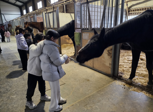        ▲특화 돌봄센터 체험학습 프로그램에 참가한 아동들이 지도교사의 안내를 받으며 활동을 체험하고 있다.
